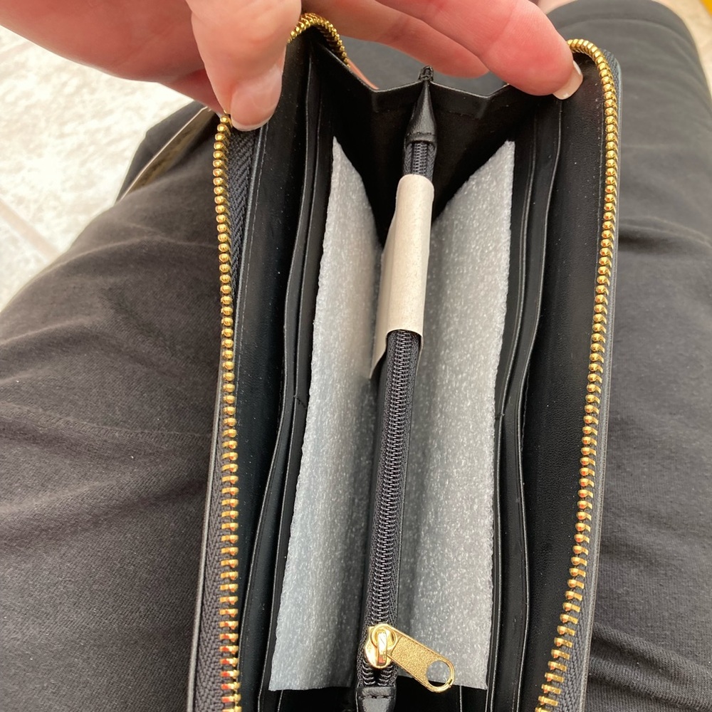 Original Harrods wallet new with tags. - Picture 4 of 5